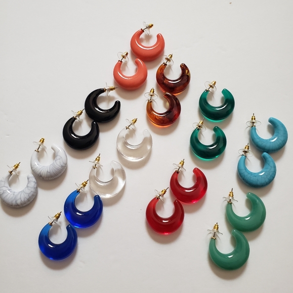 10 Pairs of Joan Rivers Lucite Hoop Earrings - Picture 3 of 16